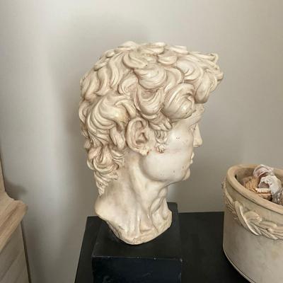 367 Classical Bust Sculpture & Decorative Ceramic Bowl With Shells