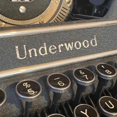 Vintage Universal Underwood Portable Typewriter (O-DZ)