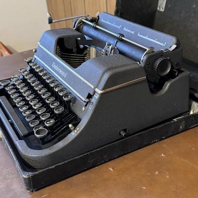 Vintage Universal Underwood Portable Typewriter (O-DZ)