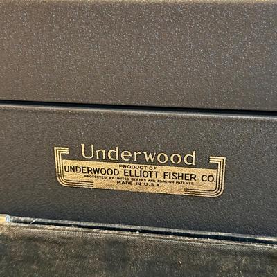 Vintage Universal Underwood Portable Typewriter (O-DZ)