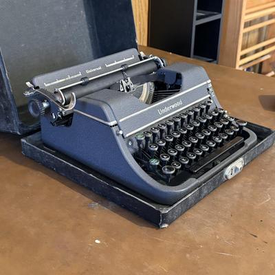 Vintage Universal Underwood Portable Typewriter (O-DZ)