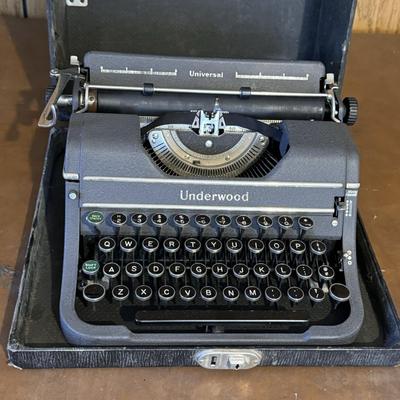 Vintage Universal Underwood Portable Typewriter (O-DZ)