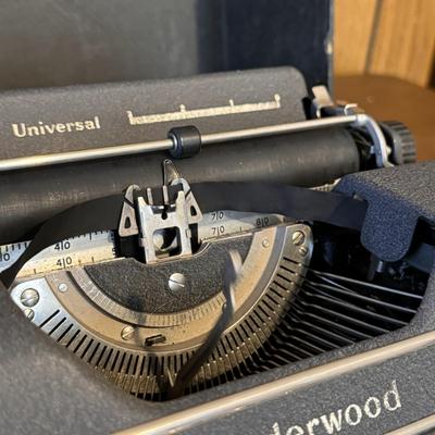 Vintage Universal Underwood Portable Typewriter (O-DZ)