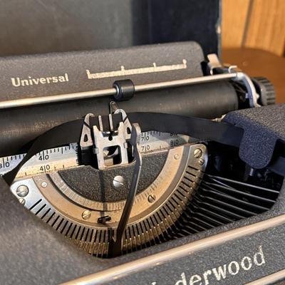 Vintage Universal Underwood Portable Typewriter (O-DZ)
