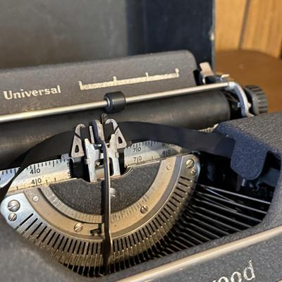 Vintage Universal Underwood Portable Typewriter (O-DZ)