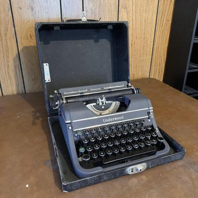 Vintage Universal Underwood Portable Typewriter (O-DZ)