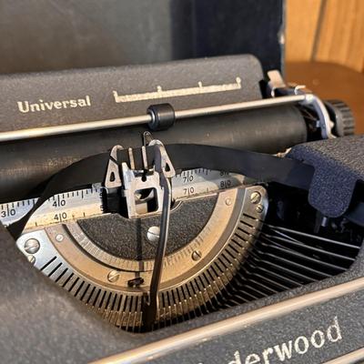 Vintage Universal Underwood Portable Typewriter (O-DZ)