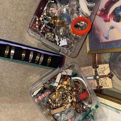 JEWELRY, VINYL LOT