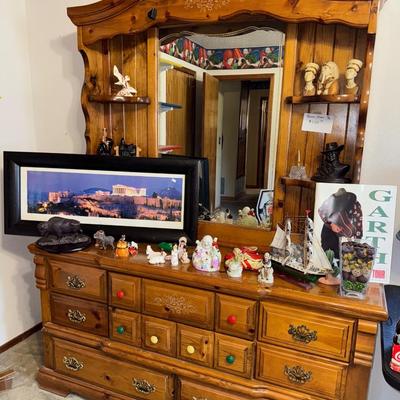BOYS BEDROOM DRESSER & CONTENTS