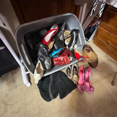 WOMENS CLOTHING FRONT WALL LOT