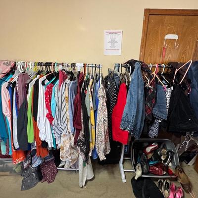 WOMENS CLOTHING FRONT WALL LOT