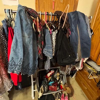 WOMENS CLOTHING FRONT WALL LOT