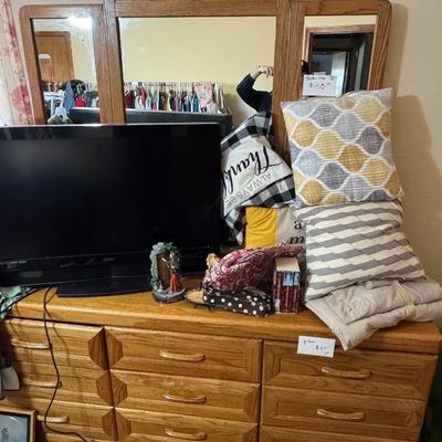 WOMENS ROOM DRESSER LOT