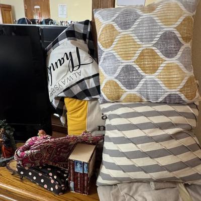 WOMENS ROOM DRESSER LOT