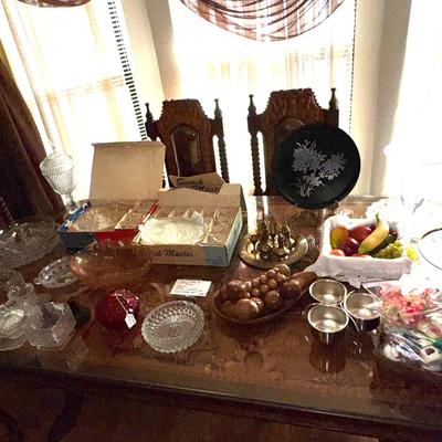 DINING TABLE CONTENTS LOT - TABLE NOT INCLUDED