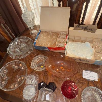 DINING TABLE CONTENTS LOT - TABLE NOT INCLUDED