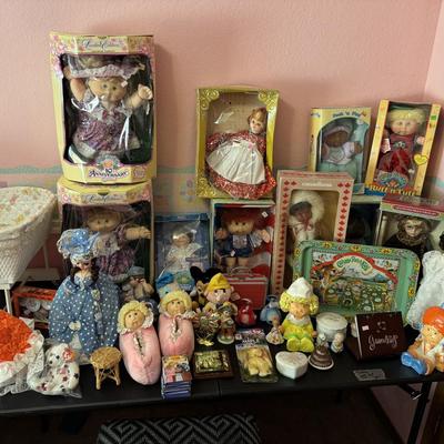 CABBAGE PATCH TABLE LOT