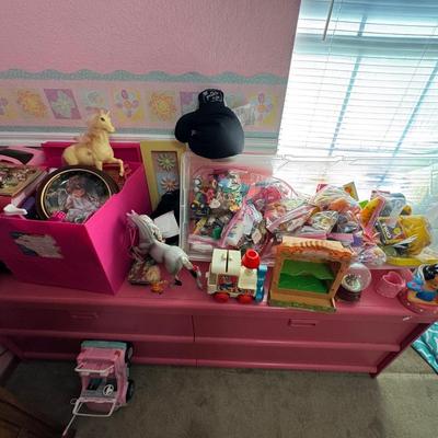 PINK DRESSER AND CONTENTS LOT