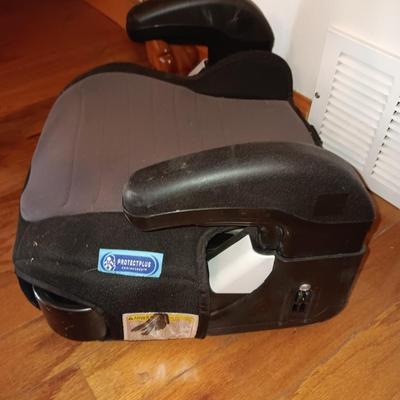 CHILD'S CAR SEAT, CHAIR AND SCENTSY SIMBA PLUSH ANIMAL