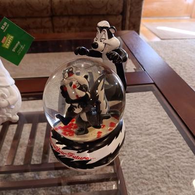 GLASS SNOOPY BANK FULL OF PENNIES