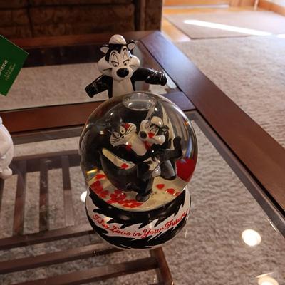 GLASS SNOOPY BANK FULL OF PENNIES