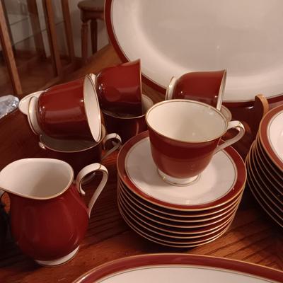 NORITAKE IVORY AND SIENNA FINE CHINA 8 PLACE SETTING