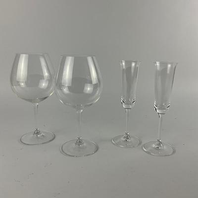 383 Lot of Two Champagne Flutes & Two Wine Glasses By Riedel