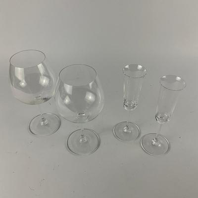 383 Lot of Two Champagne Flutes & Two Wine Glasses By Riedel