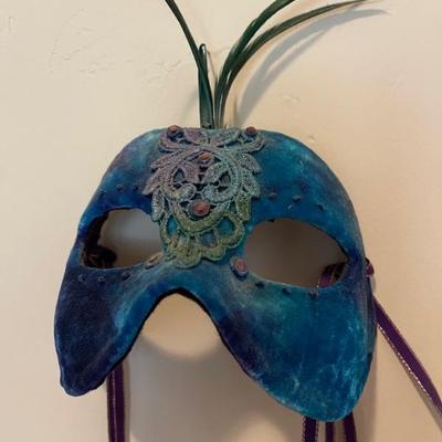 Face mask of feathers 
