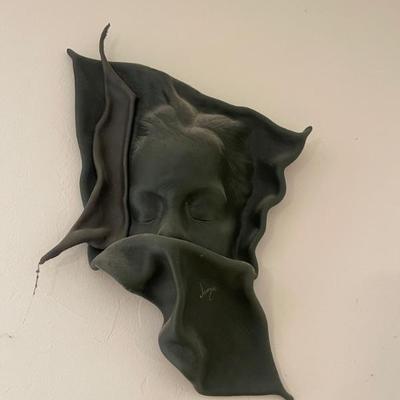 Wall
Statue 