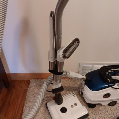 PATRIOT CANISTER VACUUM IN GREAT SHAPE