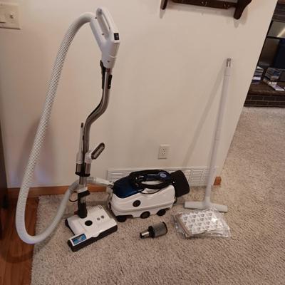PATRIOT CANISTER VACUUM IN GREAT SHAPE