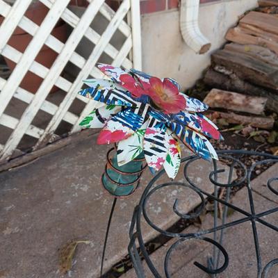 2 PLANT STANDS AND 2 GLASS BASE, TIN STAKED FLOWERS
