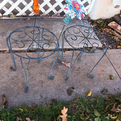 2 PLANT STANDS AND 2 GLASS BASE, TIN STAKED FLOWERS