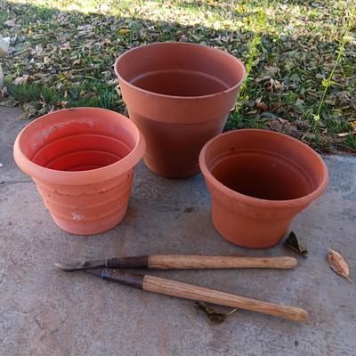HANGING GERANIUM, LOPPERS AND FLOWER POTS