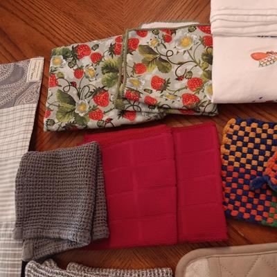 4 PLACEMATS, DISH TOWELS & HOT PADS