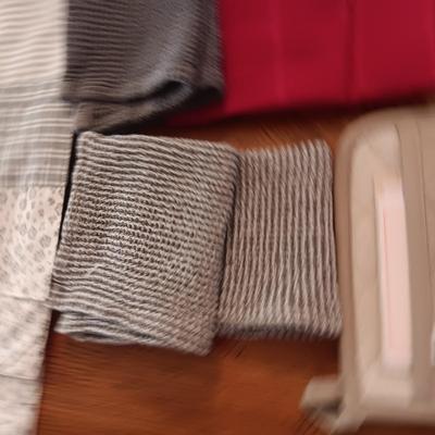 4 PLACEMATS, DISH TOWELS & HOT PADS