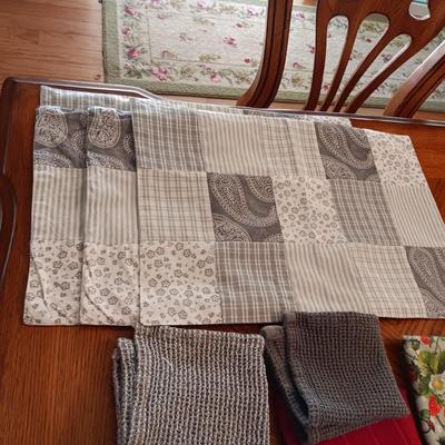 4 PLACEMATS, DISH TOWELS & HOT PADS
