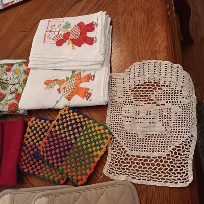 4 PLACEMATS, DISH TOWELS & HOT PADS