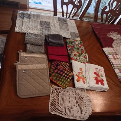 4 PLACEMATS, DISH TOWELS & HOT PADS