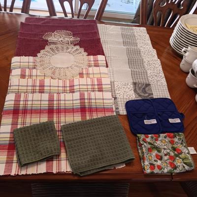 2 SETS OF 4 PLACEMATS AND 8 MATCHING PLACEMATS & DISH CLOTHS