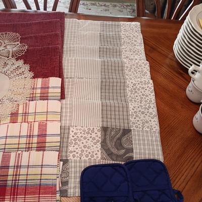 2 SETS OF 4 PLACEMATS AND 8 MATCHING PLACEMATS & DISH CLOTHS