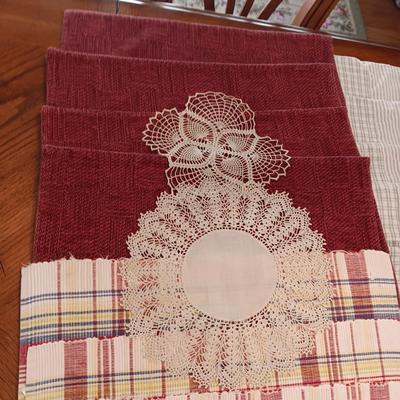 2 SETS OF 4 PLACEMATS AND 8 MATCHING PLACEMATS & DISH CLOTHS