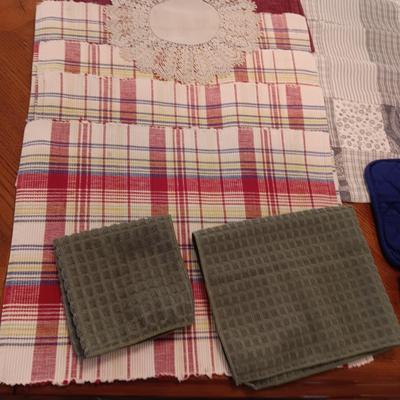 2 SETS OF 4 PLACEMATS AND 8 MATCHING PLACEMATS & DISH CLOTHS