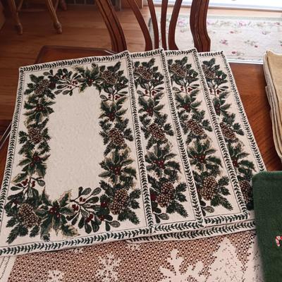 LACEY HOLIDAY TABLE RUNNER & PLACEMATS