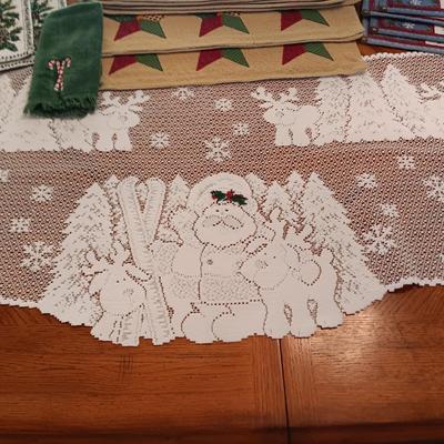 LACEY HOLIDAY TABLE RUNNER & PLACEMATS