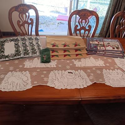 LACEY HOLIDAY TABLE RUNNER & PLACEMATS