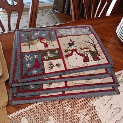 LACEY HOLIDAY TABLE RUNNER & PLACEMATS