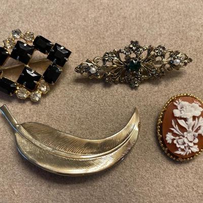 4 vintage brooches