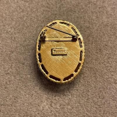 4 vintage brooches